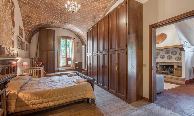Monteroni d'Arbia Apartment | In the heart of Tuscany, this charming stone house with vaulted ceilings awaits you.