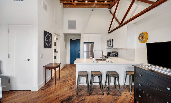 Brunswick Condo | In the heart of downtown Brunswick shops and restaurants