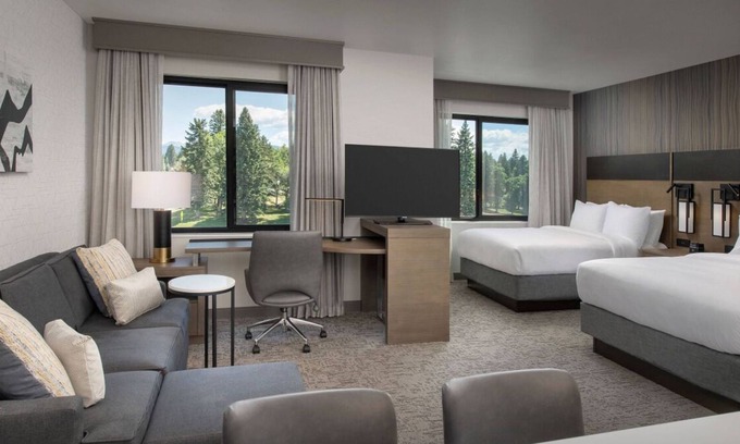 Bozeman House | In the Heart of Downtown Bozeman! Full Kitchen, FREE Breakfast, Pool!