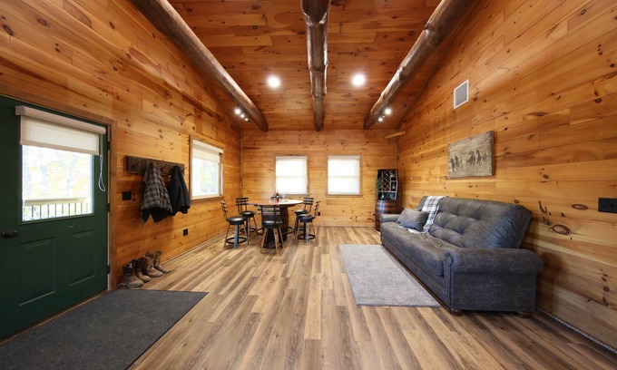 Millersburg Cabin | In The Heart Of Holmes County OH Charming 2-bedroom lodge/Cabin with AC and WiFi