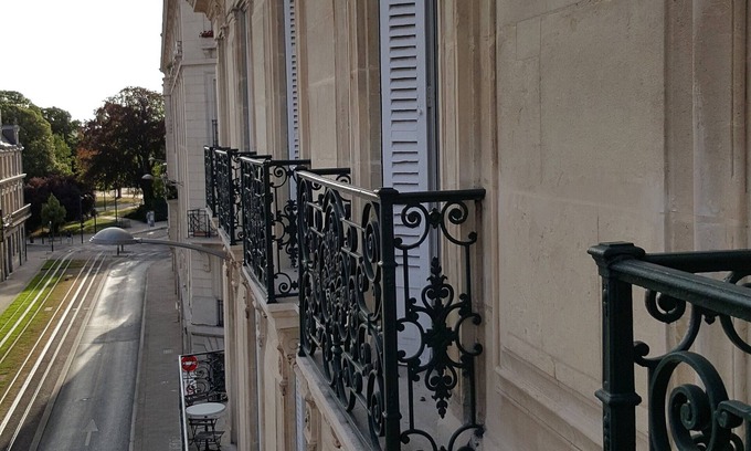 Centre Erlon Apartment | In the heart of Reims! 500m from the cathedral! Large 3-bedroom apartment with view