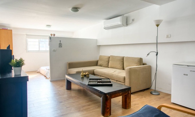 Kerem HaTeimanim Apartment | In the heart of the Market. Supreme location 200 meters from the beach. WoW!