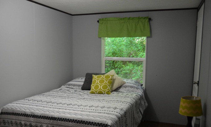 Burkesville House | In the woods, at a dead end, private