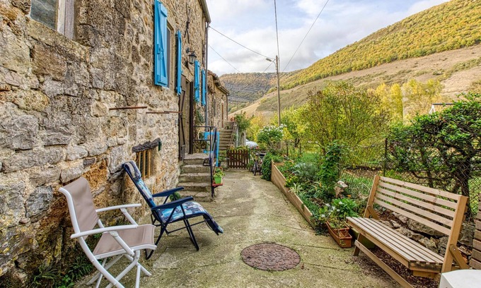 Saint-Georges-de-Luzencon House | In this inviting cottage you can spend a relaxing vacation.