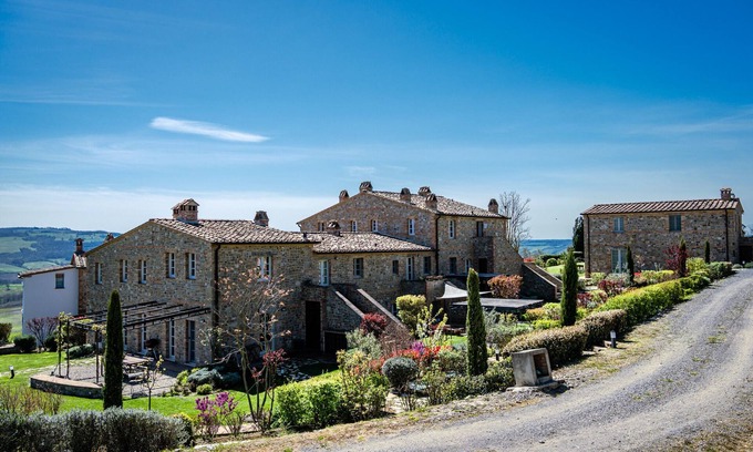 Il Poggio Apartment | In Tuscan farmhouse forming part of a hamlet in S. Casciano dei Bagni