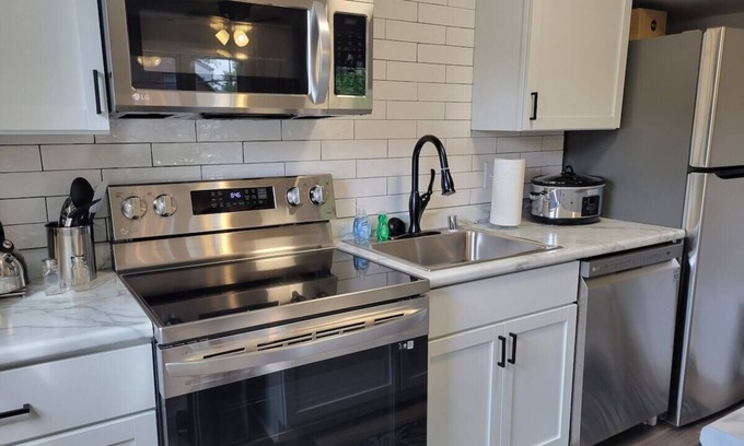 Madison Apartment | In-Unit Laundry, A/C, Free Parking, Dishwasher.