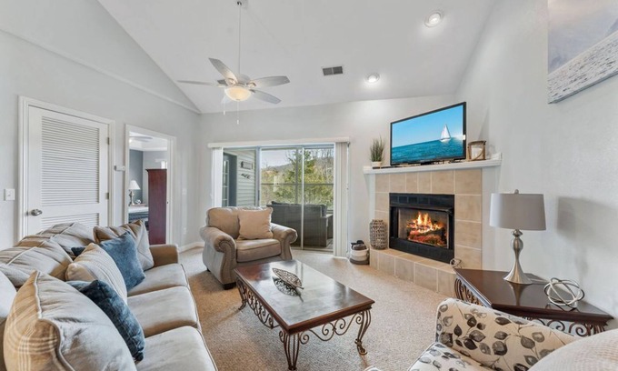 Hollister Condo | Incredible 2 bed/2 bath penthouse condo scenic natural views
