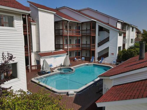 Traverse City House | Incredible Beach Condo AC Beach Pool Hot Tub Sunrise