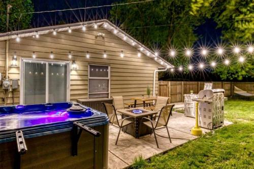 Miller Beach House | Incredible Cozy Cottage with Hot-tub in Gary, Indiana