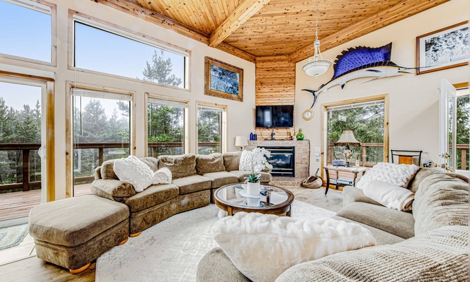 Klipsan Beach House | Incredible dog-friendly home with pool table, fast WiFi, gas fireplace, and W/D