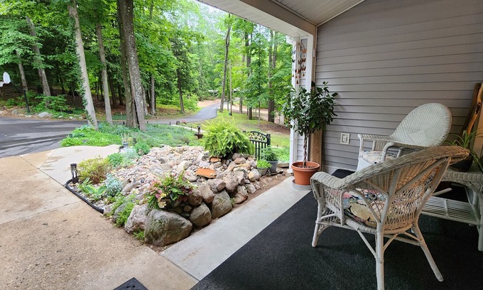 Williamsburg House | Incredible home in the woods - 3.5 Miles from Flintfields Horse Park
