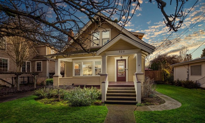 McMinnville House | Incredible Retreat in the Heart of McMinnville, Huge Kitchen, Deck, BBQ, Walk to Wine, Food, & More