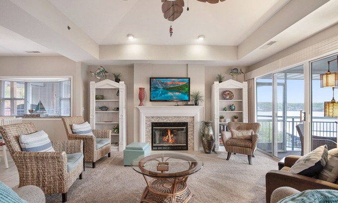 Lake Ozark Condo | Incredible View from this 3-Suite Palisades Lux Condo Screened-Deck, Next2 Pool!