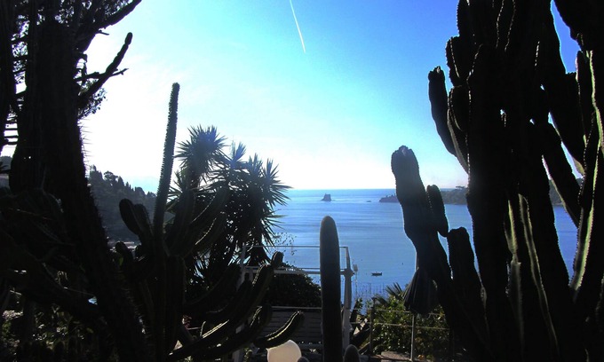 Portovenere Villa | Independent apartment with sea views, terrace, garden and pvt parking.