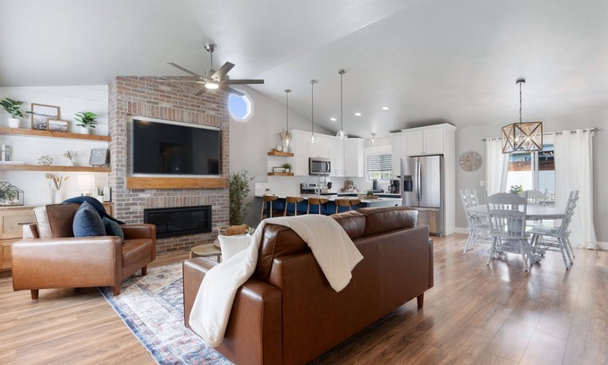 Loveland House | Indoor Climbing Wall~ Hot Tub~ Wanderlust Adventure Retreat