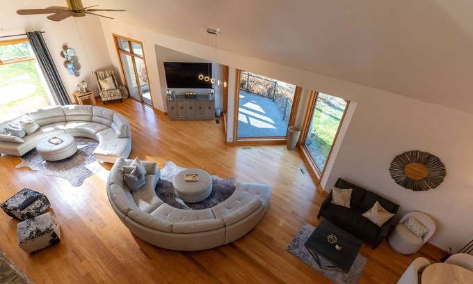Lake Forest House | Indoor Pool with HUGE Rooms for Gatherings - East End - Lakeview
