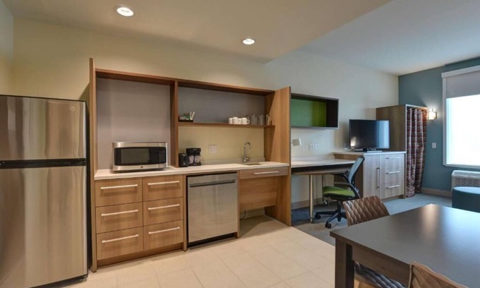 Upper Grand Lagoon Hotel | Indulge in Home Like Comfort! Pool, Kitchen, Free Breakfast, Near Panama Beach!