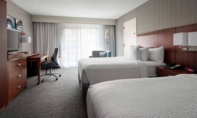 El Segundo Hotel | Indulge in Home-Like Comfort! Close to El Segundo Beach, Pets are Allowed