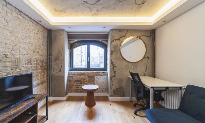 Riverside Apartment | Industrial-Chic Flat Near Tower Bridge