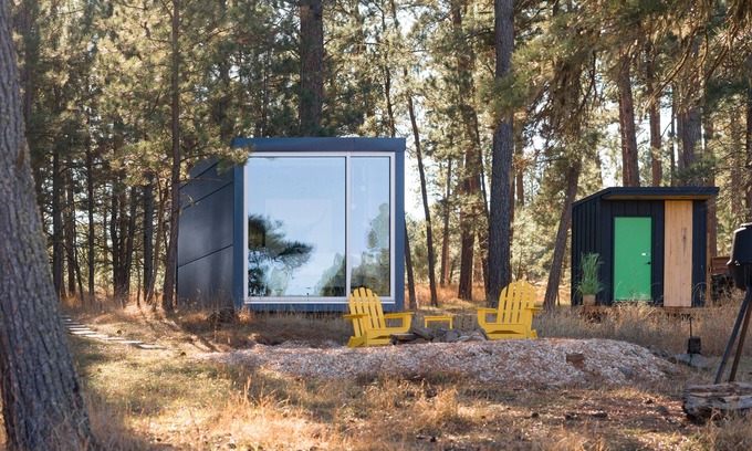 Custer Cabin | Industrial, modern micro cabin in the forest