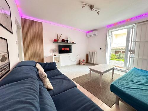 Rivazzurra Apartment | INFONDOALMAR RIMINI -Intero Apt Indipendente-Netflix-MetroMare a 40m-Proiettore 4k Cinema-WiFi Fibra-Led-Parcheggio-Riscaldamento-