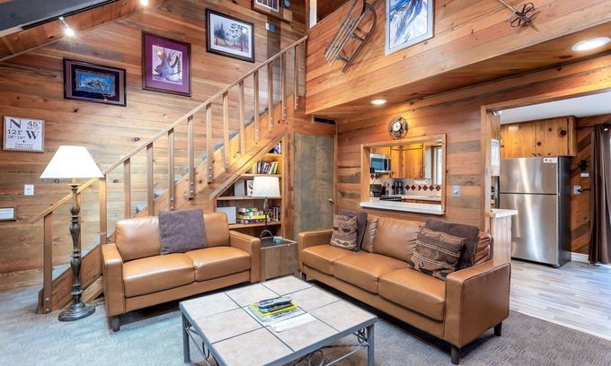 Deer Park House | INID17 - Dog-Friendly Cabin, Wood Fireplace, Private Hot Tub