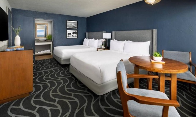 Monterey House | Inland View Two Queen Room at Monterey Tides