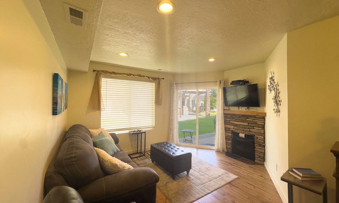 Harbor Village Condo | Inn Building Condo #106 Mountain View | 1 Bed, 1 Bath
