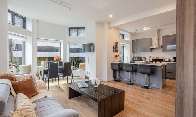 Downtown Montreal Apartment | Inner-City Studio on Bishop -Heart of MTL ZX0