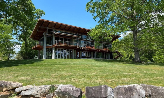 Hendersonville House | Innisfree Farm: Stunning & Spectacular Mountain Escape! Close to Hendersonville & Asheville; TIEC.