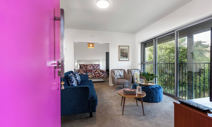 Queenstown Apartment | InnThePink-Brand new Apartment on Lake Edge