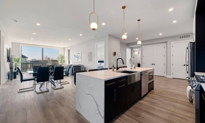 Lower West Side Apartment | Insta-worthy 3bed/2bath Brand New Home w/Balcony