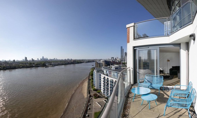Island Gardens Apartment | Insta Worthy London 2 Bedroom Flat with 2 Bathrooms Kitchen Thames View Sleeps 6