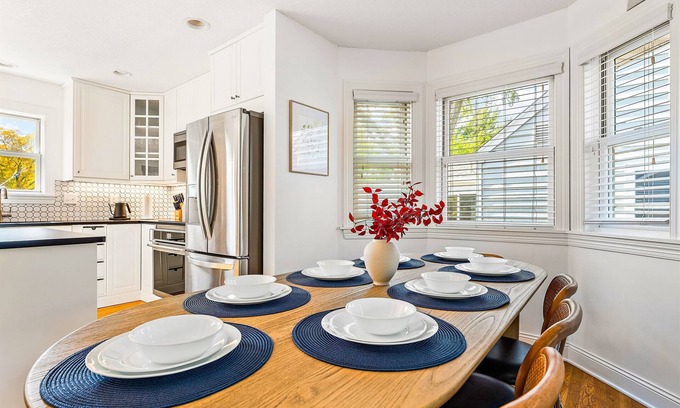 Nokomis House | Insta-worthy spacious getaway near MOA Lakes River