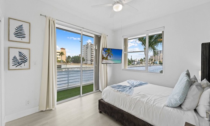 Hollywood South Central Beach Cottage | Intercostal beauty with heated pool + Spa!