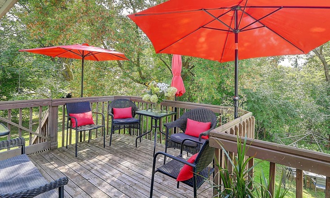 Baie-D'Urfe House | Intergenerational 3 bedroom 1 bathroom