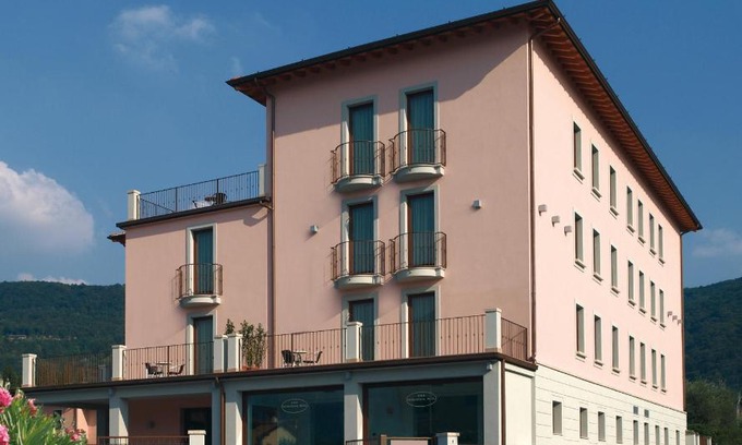 Iseo Hotel | International Hotel