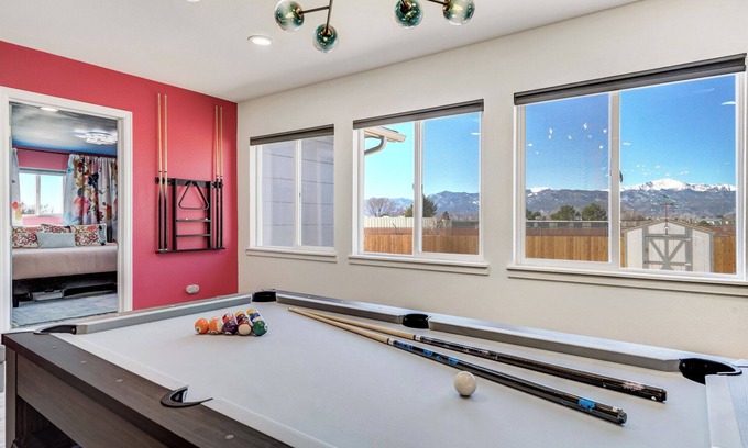 Cimarron Hills House | Interstellar Villa with 180° Mountain Range Views