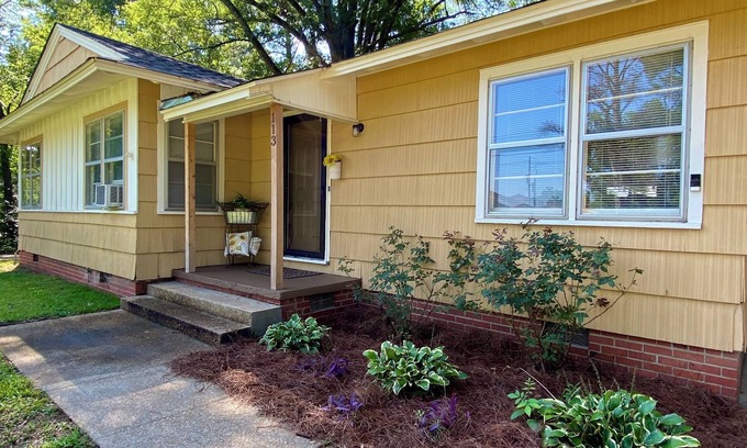 Starkville House | Introducing Sunflower House~2 miles from MSU~comfortable~cozy