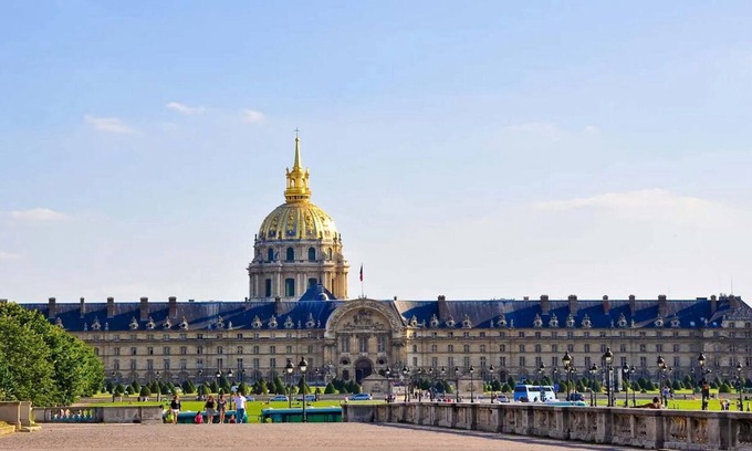 Quartier du Gros-Caillou Apartment | INVALIDES VIEW - HIGH FLOOR , BRIGHT, SPACIOUS LOCATED AT AVENUE DE BRETEUIL