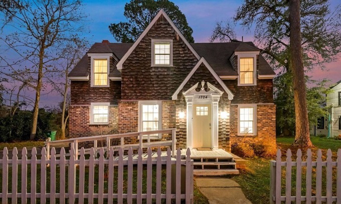 Palestine House | Inviting 100-yr-old updated & roomy cottage w/deck