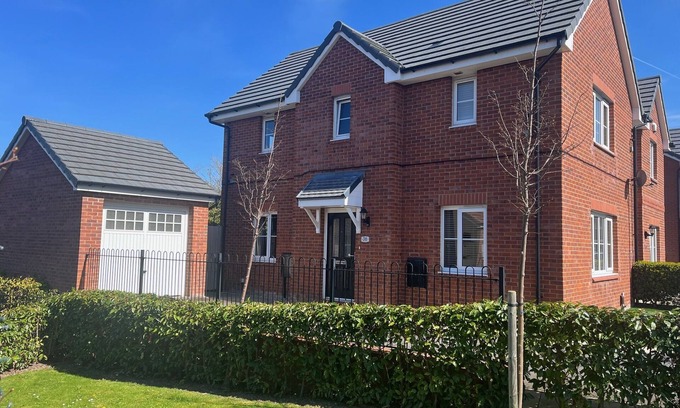 Wirral House | Inviting 3 bed + hot tub With Excellent Train and bus to Liverpool & Chester