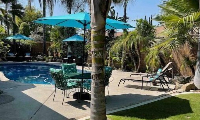 Clovis House | Inviting 3bd/2ba Clovis home w/pool, jacuzzi,gym.