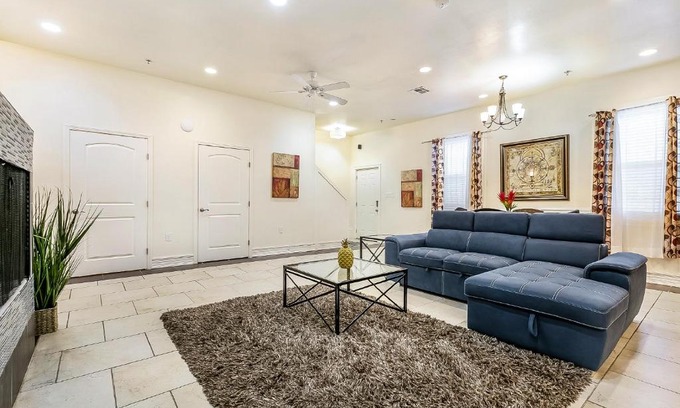 Faubourg Lafayette Apartment | Inviting 3BR Condo steps from St Charles Ave