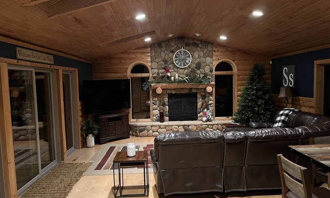 Webster House | Inviting 4BR/3Bath Home w/hot tub on crystal clear Devil's Lake in Webster, WI