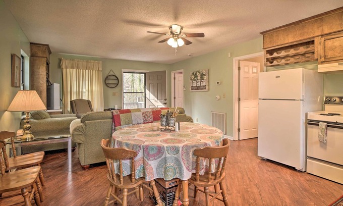 Carson Springs Apartment | Inviting Apartment w/Deck in Smoky Mountains