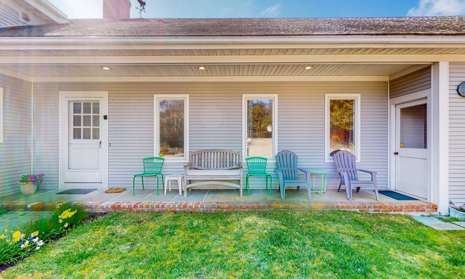 North Chatham Apartment | Inviting apartment with patio, full kitchen, & golf nearby