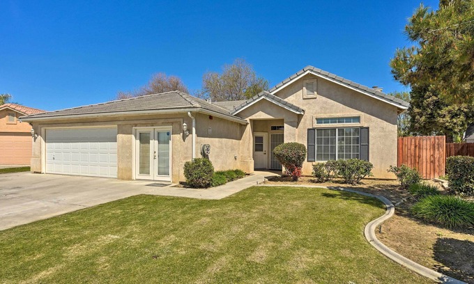 Greenacres House | Inviting Bakersfield Home w/Spacious Yard!