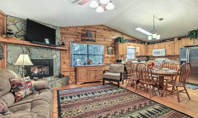 Blairsville Cabin | Inviting Blairsville Cabin Retreat w/Hot Tub
