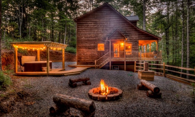 Blue Ridge Cabin | Inviting dog-friendly cabin with hot tub, lovely mountain views, firepit, & W/D